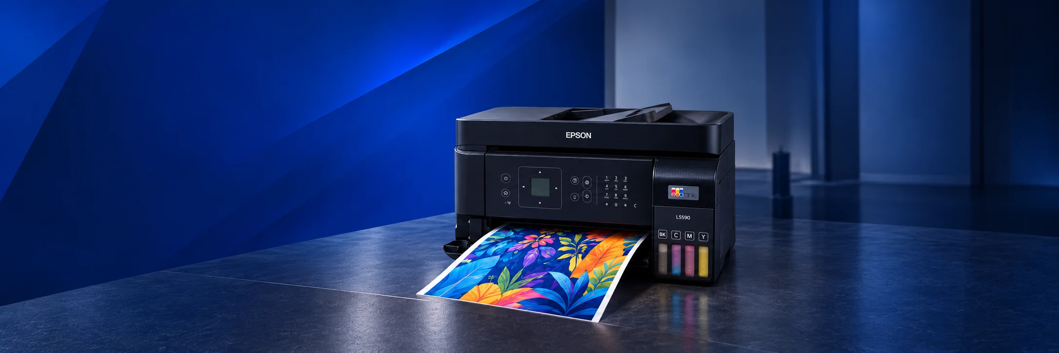 Impresora Epson EcoTank L5590 imprimiendo una ilustración a todo color